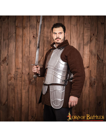 Coraza medieval de acero con escarcelas