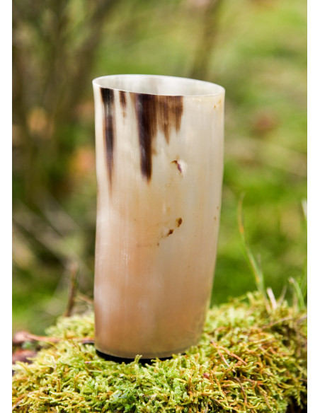 Vaso vikingo sin grabados en cuerno...