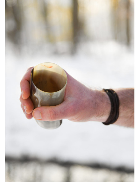 Vaso vikingo sin grabados en cuerno...
