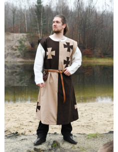 Middeleeuwse tabard met Tempelierskruisen in bruin