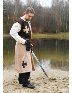 Middeleeuwse tabard met Tempelierskruisen in bruin 2