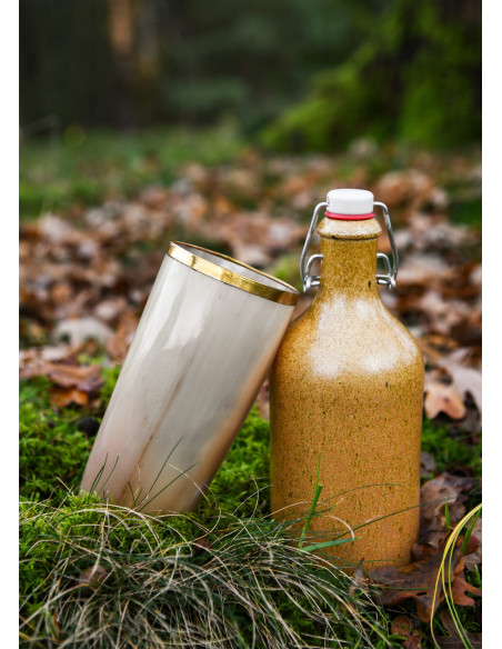 Middeleeuws hoornglas met messing...