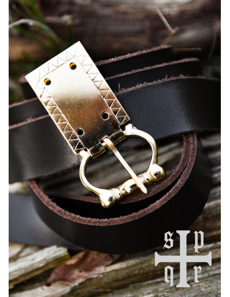 Hebilla medieval con grabado en latón...