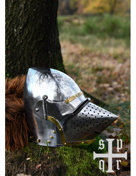 Bacinete medieval picudo con visor...