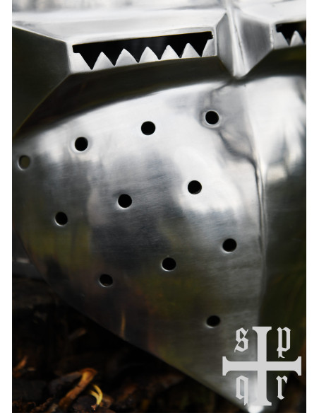 Mittelalterliches Becken mit Visier...