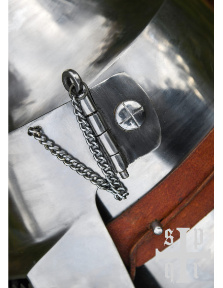 Mittelalterliches Becken mit Visier...