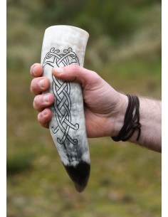 Vikingehorn udskåret design af ravn og knude 2