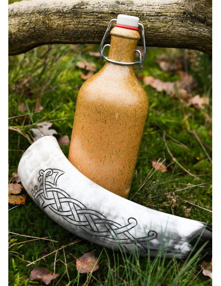 Vikingehorn udskåret design af ravn...