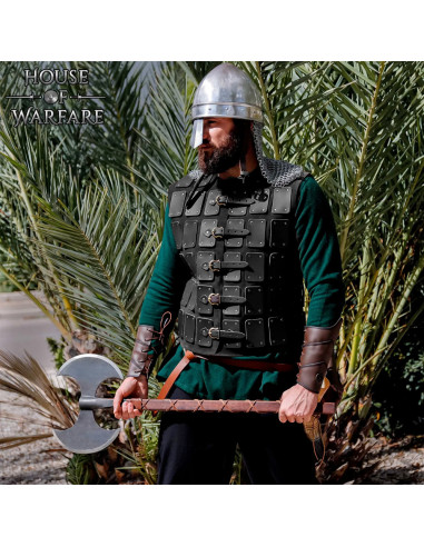 Mittelalterliche Krieger-Brigantine aus schwarzem Leder