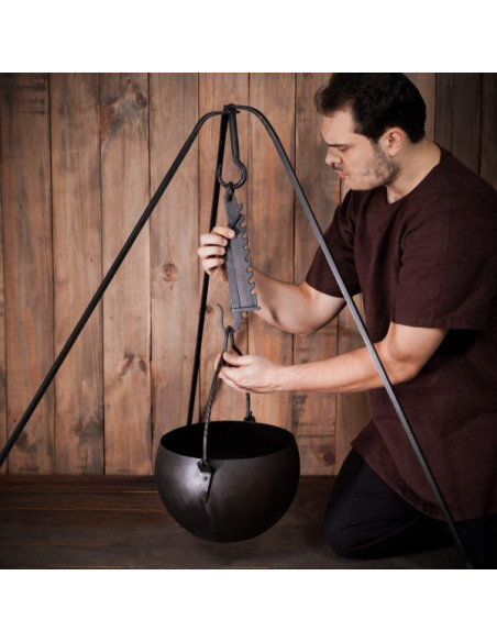 Smeedijzeren driepoot middeleeuws...