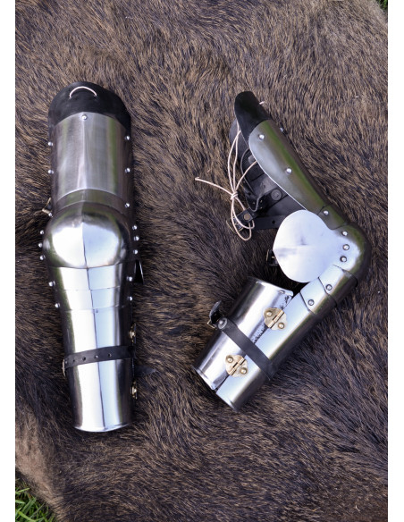 Par middelalderlige stålbøjler...