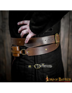 Cinturón de cuero marrón estilo medieval con tahalí