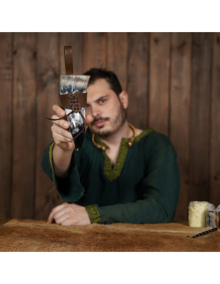 Viking drinkhoorn met lederen baldric