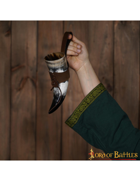 Viking drinkhoorn met lederen baldric