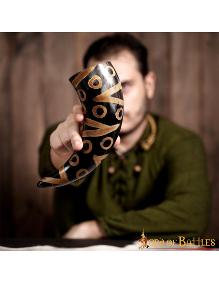 Dekoreret vikingehorn klar til drikke...