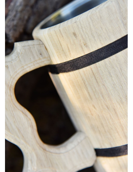 Jarra de cerveza medieval en madera...