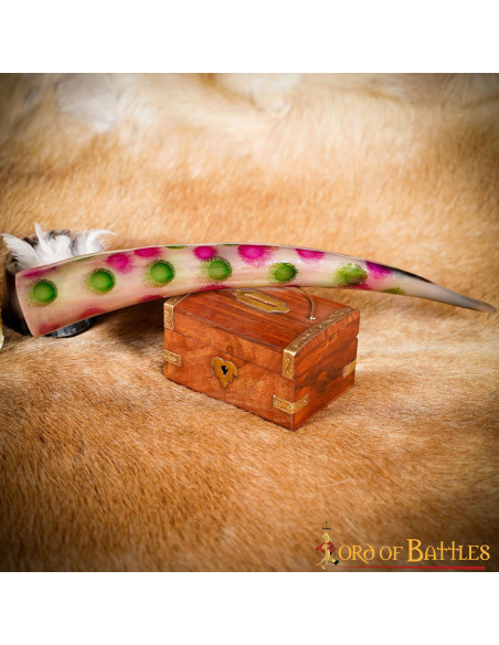 Cuerno para beber decorado topos...