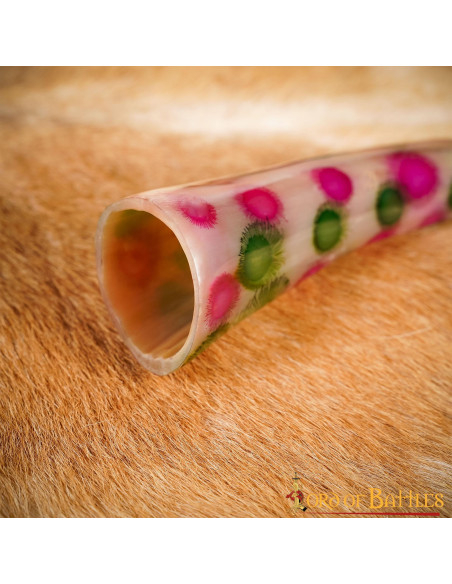 Mit Punkten verziertes Trinkhorn...