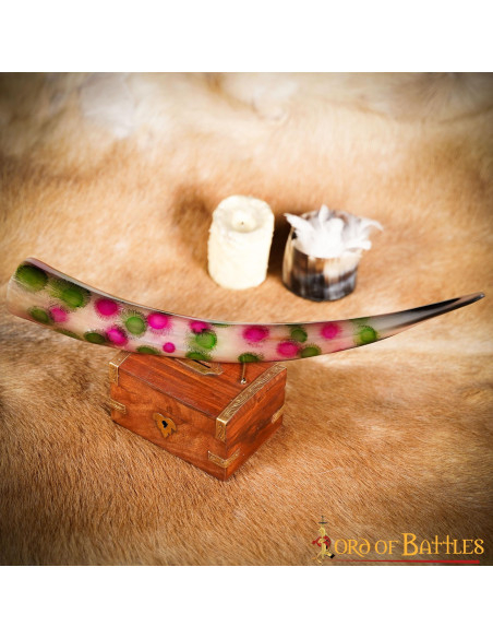 Mit Punkten verziertes Trinkhorn...