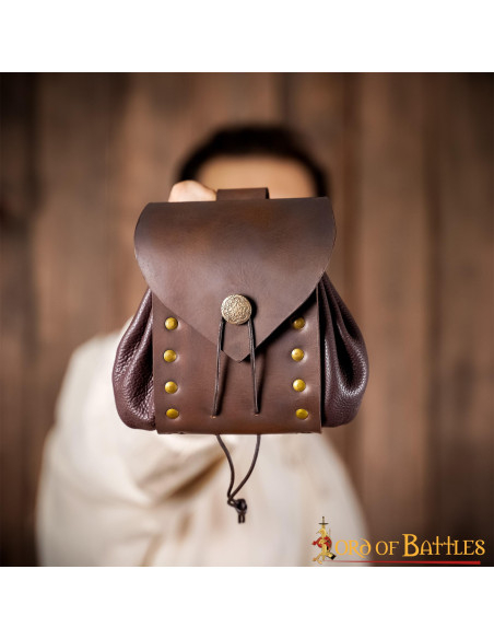 Riñonera medieval en cuero con botón... Riñonera medieval en cuero con botón...