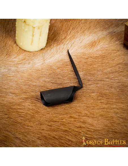 Middelalderlig lysestage i håndsmedet...