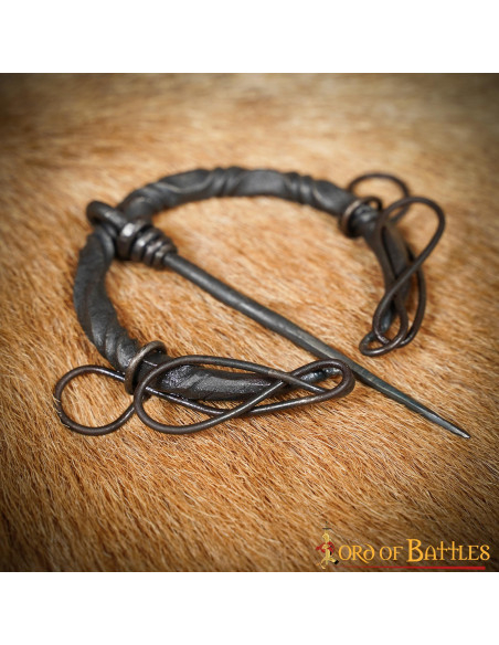 Keltisk fibula i smedejern med knaster