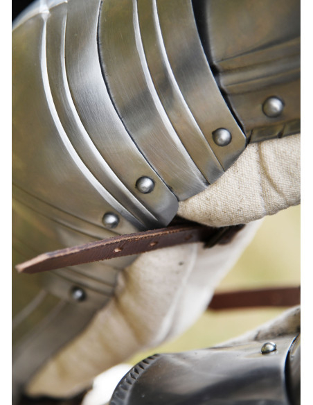 Paar middeleeuwse gotische bracers...