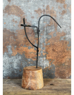 Mittelalterlicher Tischkandelaber mit Holzsockel (30 cm). 2