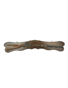 Fusil medieval europeo siglo XVII con soporte de muro