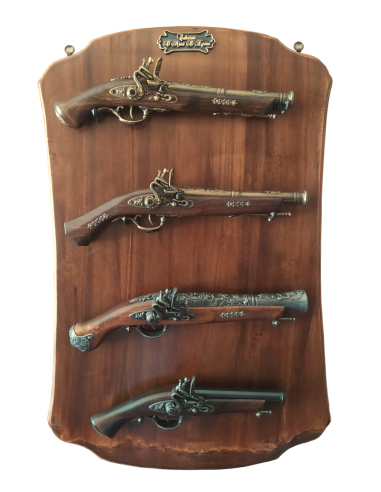 Panoplia de madera con 4 pistolas antiguas