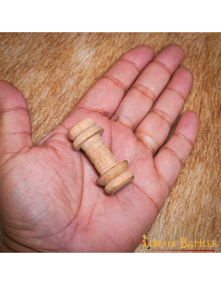 Kleine Spule für Fäden (4,7 cm).