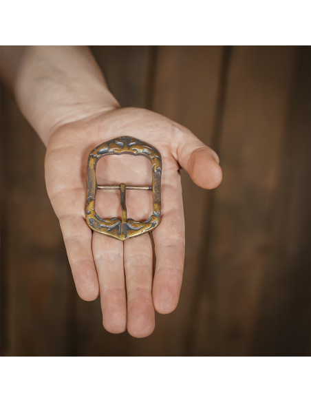 Hebilla medieval en latón antiguo...