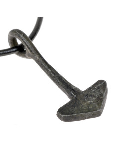 Thors Hammer vedhæng lavet af jern fra Adelsö