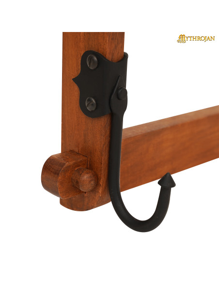 Houten standaard met zwaardhaken op...