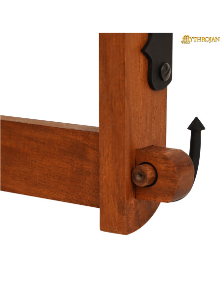 Houten standaard met zwaardhaken op...