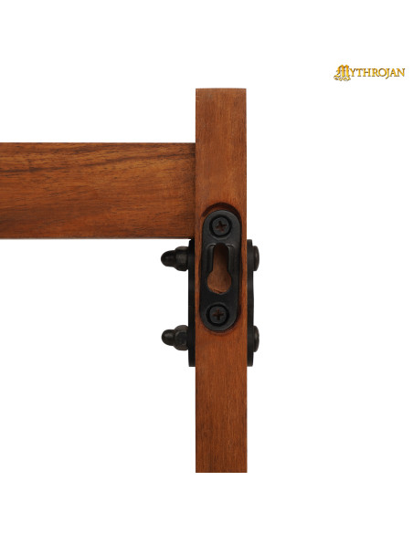 Houten standaard met zwaardhaken op...