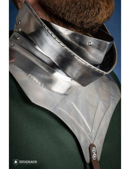 Ledformet middelalderkløft i mørkt...