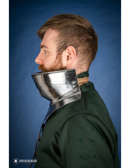 Ledformet middelalderkløft i mørkt...