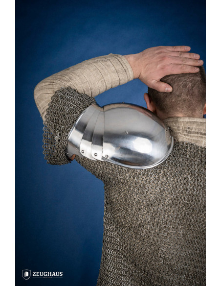 Hombreras medievales con besagues en...