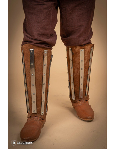 Mittelalterliche Beinschienen aus Stahl und Spaltleder, braun