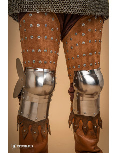 Armadura de piernas medieval en piel y acero