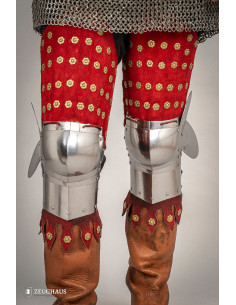 Armadura de piernas medieval en acero y piel roja