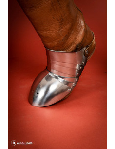 Mittelalterliche segmentierte Steilwände aus poliertem Stahl