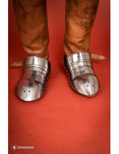 Escarpes medievales segmentados en acero pulido 2