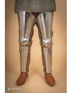 Beine für mittelalterliche Rüstungen aus poliertem Stahl