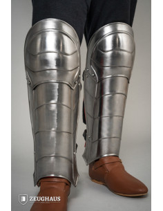 Beinschienen für mittelalterliche Rüstungen aus poliertem Stahl