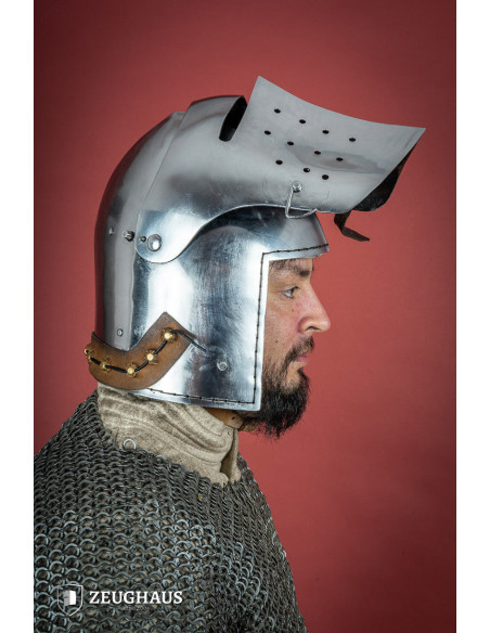 Bacinete medieval con visera...