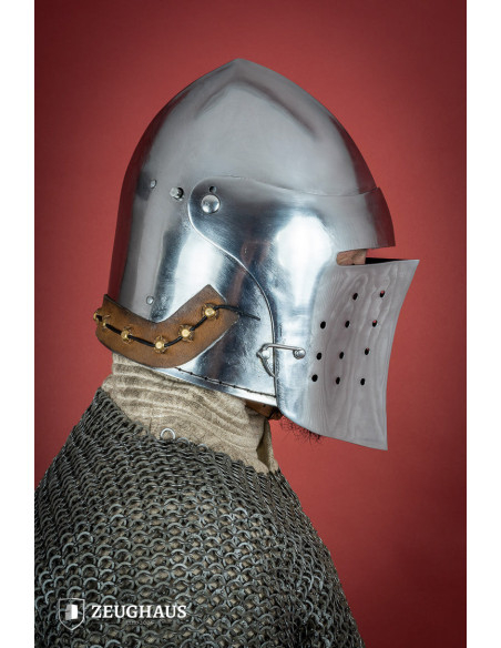 Bacinete medieval con visera...