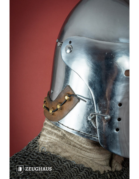 Bacinete medieval con visera...