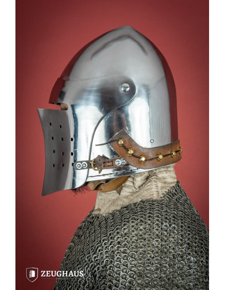Bacinete medieval con visera...